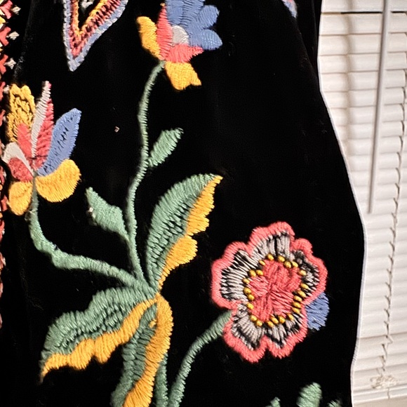 Zara Black Velvet Cropped Jacket with Multicolor Floral Embroidery - Picture 4 of 11